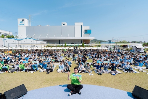 윤상현 콜마홀딩스 부회장이 세종공장 타운홀미팅을 마치고 기념촬영을 하고 있다. [제공=콜마홀딩스]