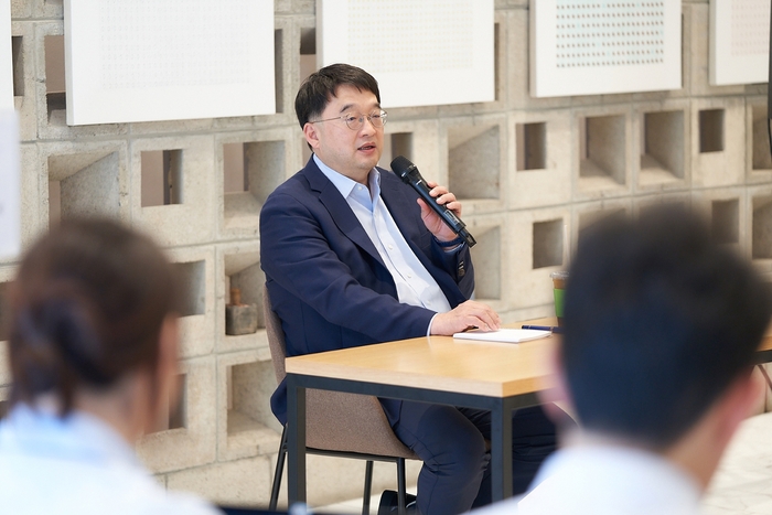 14일 OC홀딩스 출범 1주년 기자간담회에서 이우현 회장이 발언하고 있다. [제공=OCI홀딩스]