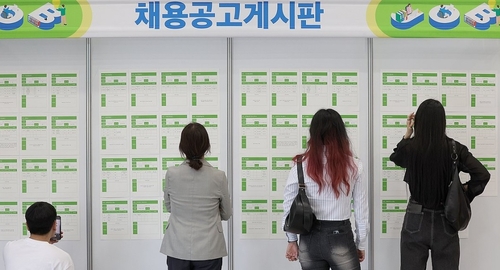 지난달 취업자 수가 전년 동월보다 26만1000명 증가했다. 연령별로는 60대 이상 취업자가 29만명 이상 증가하며 일자리 증가세를 주도했다. [제공=연합]