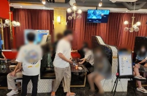오늘부터 포커게임의 일종인 홀덤게임을 제공하는 홀덤펍과 홀덤카페 등에 청소년 출입과 고용이 금지된다. [제공=연합]
