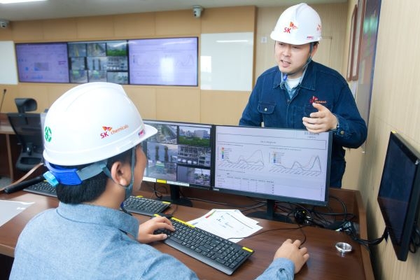 구성원이 현장작업전 안전보건환경 (SHE, Safety, Health & Environment) 시스템에서 인공지능이 추천해주는 위험성 평가 항목을 점검하고 있다. [제공=SK케미칼]