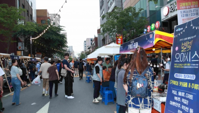 지난해 신림동 별빛거리 축제에서 먹거리 부스와 플리마켓을 즐기고 있는 시민들. [제공=관악구]