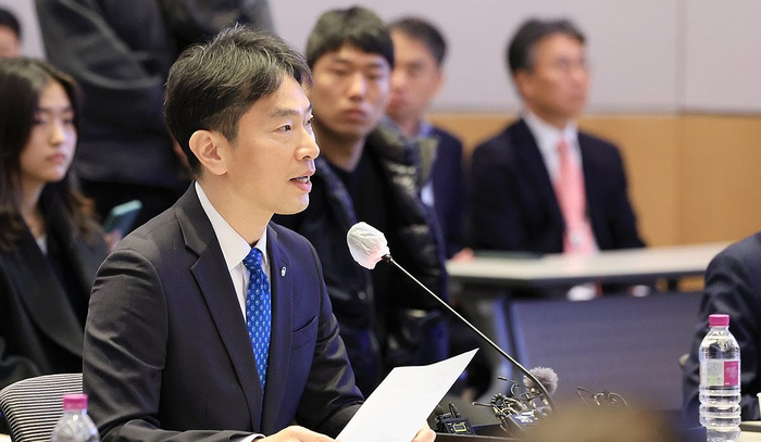 29일 금융감독원은 서울 강남구 건설회관에서 ‘부동산PF 연착륙을 위한 제2차 건설업계 간담회’를 개최했다. 이 자리에서 이복현 금감원장은 “사업성 평가기준 개편과 관련해 걱정의 목소리가 일부 있었던 것으로 안다”며 “사업성 평가시 다양한 위험요인을 종합적으로 고려하고, 사업의 특수성이 인정될 경우 예외로 평가하는 등 합리적이고 객관적인 평가가 가능하게 할 것”이라고 시장의 우려 목소리에 응답했다. [제공=연합]