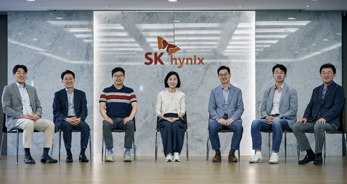 좌담회에 참석한 SK하이닉스 임원들. (왼쪽부터) 권언오 부사장(HBM PI), 김기태 부사장(HBM S&M), 이동훈 부사장(321단 낸드 PnR), 오해순 부사장(낸드 Advanced PI), 길덕신 부사장(소재개발), 손호영 부사장(Adv. PKG개발), 이재연 부사장(Global RTC). [출처=SK하이닉스]