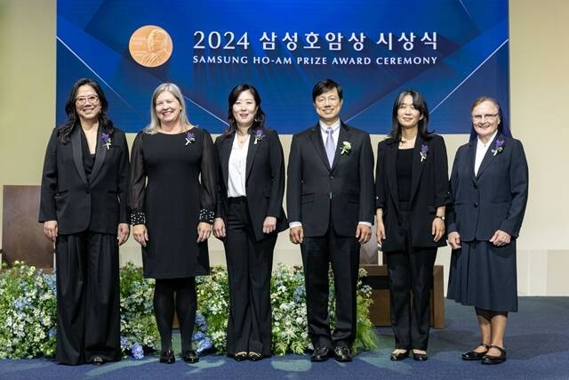 혜란 다윈 뉴욕대 교수(왼쪽부터), 킴벌리 브릭먼 미 국립표준기술연구소 연구원, 이수인 워싱턴대 교수, 피터 박 하버드의대 교수, 한강 소설가, 제라딘 라이언 아일랜드 성골롬반외방선교수녀회 수녀 등 ‘삼성호암상’ 수상자들이 기념 촬영을 하고 있다. [제공=삼성]