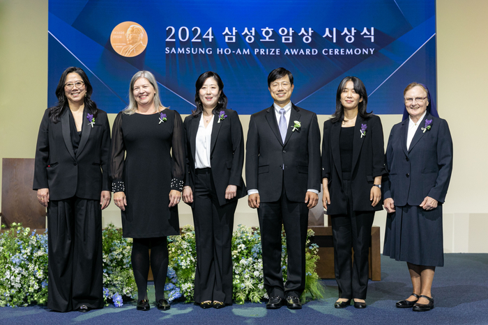 (왼쪽부터) 과학상 화학·생명과학부문 혜란 다윈 뉴욕대 교수, 과학상 물리·수학부문 킴벌리 브릭먼 美 국립표준기술연구소 연구원(故 남세우 美 국립표준기술연구소 연구원 대리 수상, 배우자), 공학상 이수인 워싱턴대 교수, 의학상 피터 박 하버드의대 교수, 예술상 한강 소설가, 사회봉사상 제라딘 라이언 아일랜드 성골롬반외방선교수녀회 수녀. [제공=호암재단]