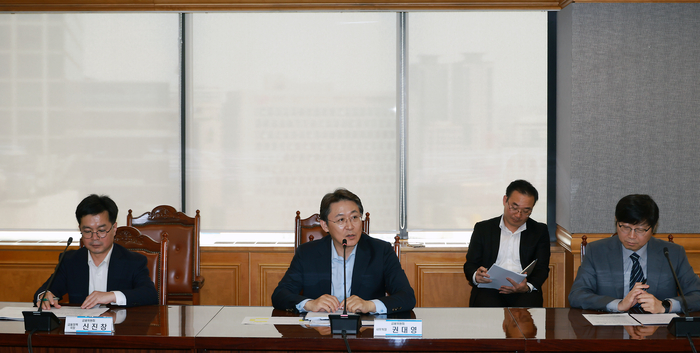 권대영 금융위원회 사무처장(앞줄 가운데)이 5일 오후 서울 중구 은행회관에서 금융위원회, 금융감독원, 기획재정부, 국토교통부 등 관계기관 합동으로 개최한 제2차 부동산 PF 연착륙 대책 점검회의를 주재하고 있다.[제공=금융위원회]