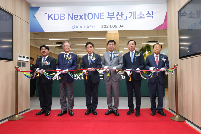 산업은행(회장 강석훈)은 지난 4일 부산 동남권투자금융센터 건물 9층에 ‘KDB NextONE 부산’ 개소식을 열고 운영에 들어갔다. KDB 넥스트원은 산업은행의 스타트업 보육프로그램이다. ‘넥스트원 부산’은 수도권 중심 국내 벤처생태계의 지역 확장 및 지역균형발전을 위해 서울 마포에 이어 두 번째로 설립됐다. ‘넥스트원 부산’ 보육공간에는 입주사 사무공간·휴게 라운지 및 50석 규모의 기업설명회(IR)공간이 조성됐다. 또 상시적인 투자 검토 및 실질적인 투자 연계를 위해 수도권 벤처캐피탈(VC)도 입주할 예정이다. [제공=산업은행]
