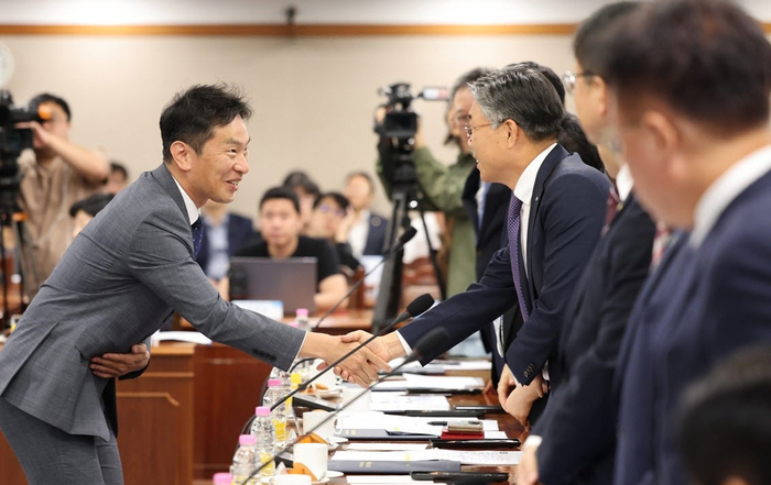 은행장들과 인사 나누는 이복현 금감원장.  이복현 금융감독원장이 지난해 10월5일 오전 서울 영등포구 금융감독원에서 열린 비대면 금융사고 예방 추진을 위한 협약식에서 국내 은행장들과 인사를 나누고 있다.[제공=연합]