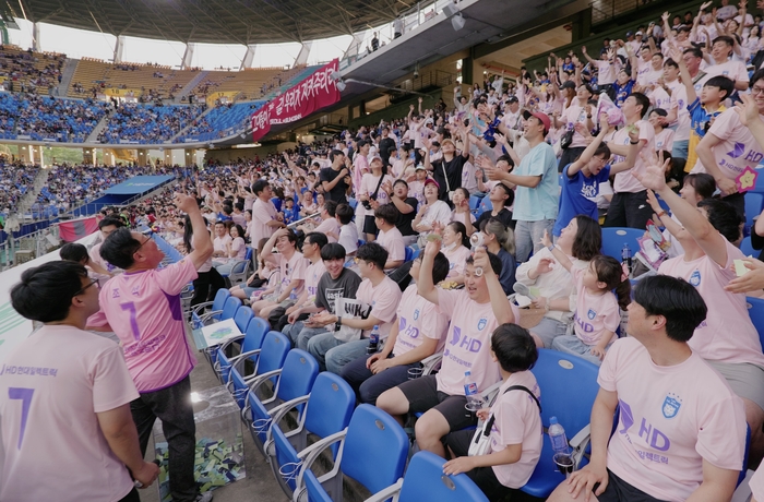 HD현대일렉트릭이 지난 16일 울산 문수축구경기장에서 울산 HD와 ‘2024 시즌 브랜드데이’를 실시했다.