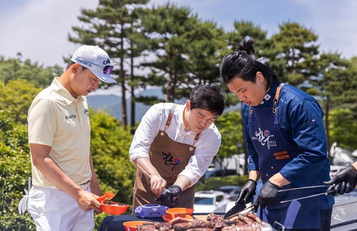 지난 5일 경남 양산시 소재 에이원CC에서 제67회 KPGA 선수권대회 참가자들을 응원하기 위해 한우자조금관리위원회가 운영한 한우 바비큐존에서 한우 명예홍보대사 김호윤 셰프가 출전 선수들에게 한우 채끝 스테이크를 요리해 제공하고 있다. 한우자조금