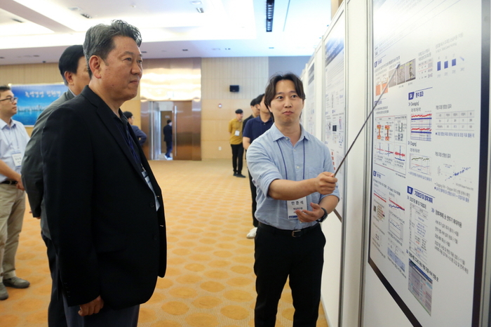 지난 19일 열린 ‘제3회 AI·BIG DATA 페스티벌’에 참석한 서강현 현대제철 사장(사진 왼쪽)이 임직원의 설명을 듣고 있다. [제공=현대제철]