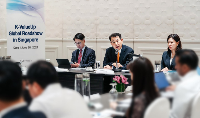 정은보 한국거래소 이사장이 싱가포르 만다린 오리엔탈호텔에서 열린 K-밸류업 로드쇼 행사에서 발언하고 있다. [제공=한국거래소]