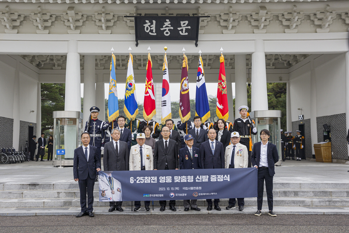 지난해 10월 19일 국립서울현충원에서 열린 6·25참전 영웅 맞춤형 신발 증정식에서 송두식 참전용사(앞줄 왼쪽 세번째), 방지철 참전용사(앞줄 왼쪽 다섯번째), 전영기 참전용사(앞줄 오른쪽 두번째)가 기념촬영하고 있다.[제공=한화에어로스페이스]