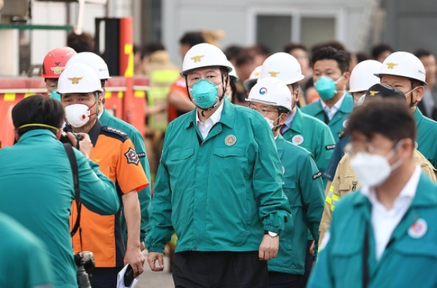 화성 공장 화재 현장 점검하는 윤석열 대통령.[제공=연합]