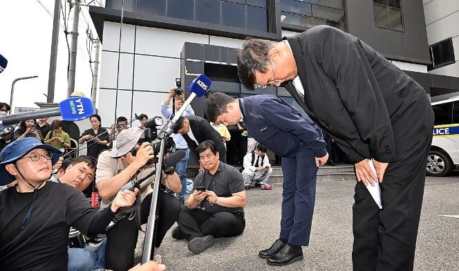 25일 경기도 화성시 서신면 리튬전지 공장 화재 현장에서 박순관 에스코넥 대표가 허리 숙여 사과하고 있다. [제공=연합]