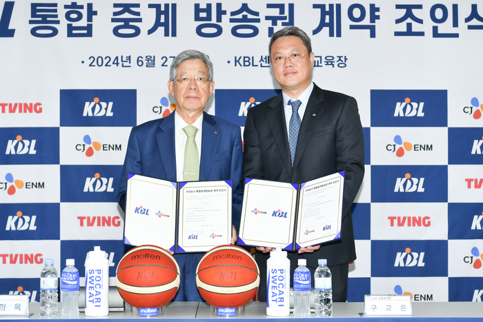 김희옥 KBL 총재(왼쪽)와 구교은 CJ ENM 스포츠국장이 기념촬영을 하는 모습. CJ ENM