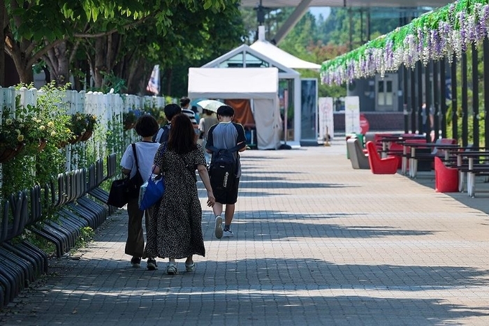 서울 광진구 뚝섬한강공원에서 시민들이 햇볕을 피해 그늘로 걷고 있다. [제공=연합]