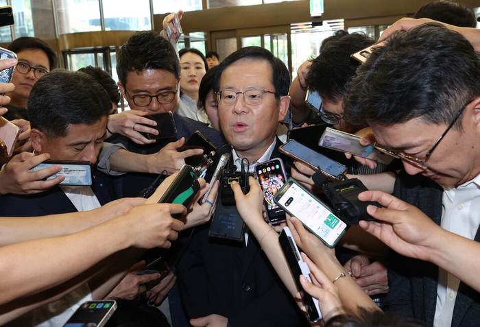 조병규 우리은행장은 앞서 당국과의 간담회에서 ”강화된 내부통제 시스템을 통해 자체적으로 해당 사건을 확인할 수 있었지만 원천적으로 막지 못한 데는 아직 부족한 부분이 있었던 것으로 생각한다”고 사과하면서 “이번 사건을 철저히 파악하고 부족한 부분은 개선해 재발을 방지하겠다”고 밝혔다.[제공=연합]