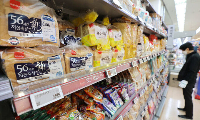 다음 달부터 기업 거래용 설탕 가격이 내려갈 예정으로 가공식품 물가 둔화세도 커질 수 있다는 기대가 나온다. 연합뉴스
