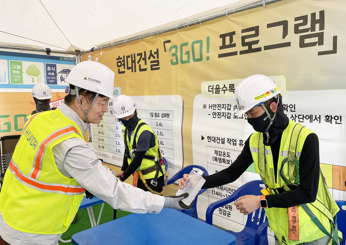 현대건설 황준하 CSO가 힐스테이트 회룡역 파크뷰 현장을 찾아 근로자들에게 수분 보충 음료를 제공하고 있다. [제공=현대건설]