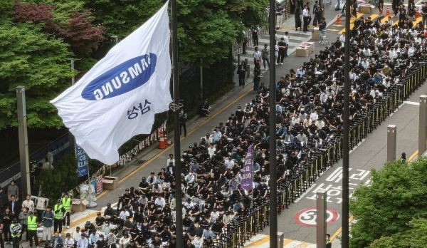 삼성전자 노동조합 조합원들이 지난 24일 오후 서울 강남구 삼성전자 사옥 앞에서 노동조합과의 교섭을 촉구하며 문화 행사를 열고 있다. [제공=연합]