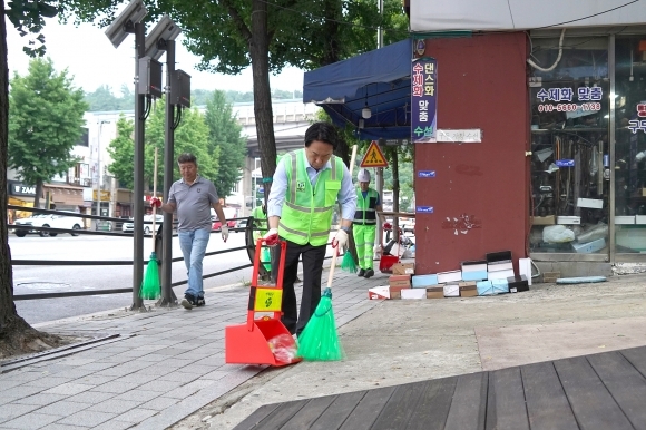 이성헌 서울 서대문구청장이 1일 인왕시장을 찾아 골목을 청소하며 민선 8기 후반기 첫날을 시작하고 있다. [제공=서대문구]