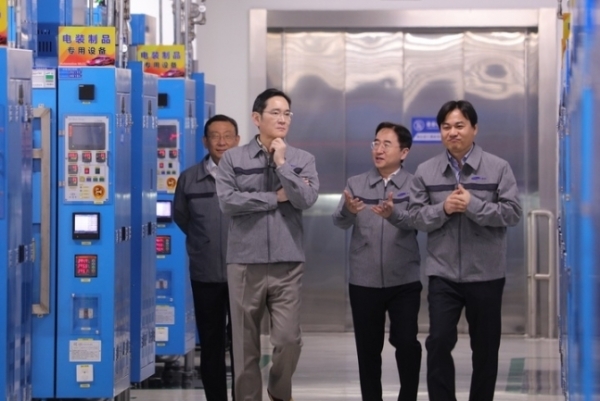 이재용 삼성전자 회장이 지난해 3월 중국 텐진에 위치한 삼성전기 사업장을 방문해 MLCC(적층세라믹콘덴서) 생산 공장을 점검하는 모습. [제공=삼성전자]