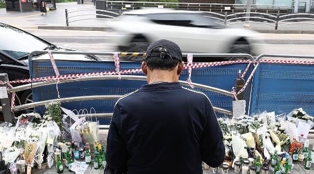 시청역 사고 현장 찾은 추모객. 연합뉴스