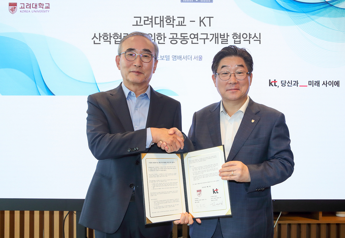 KT 김영섭 대표(왼쪽)와 고려대학교 김동원 총장이 AICT 응용기술 공동연구개발을 위한 업무협약 체결 후 기념촬영을 하는 모습. KT