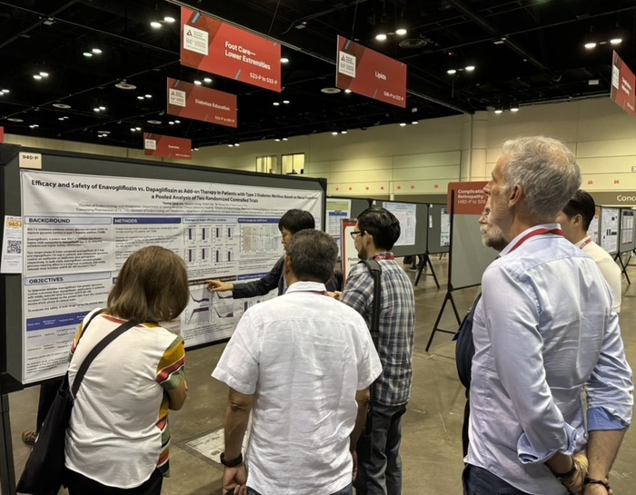 조선대학교 병원 류영상 교수가 미국 당뇨병 학회에서 대웅제약 엔블로의 다파글리플로진 대비 경증 신장애 동반 당뇨병 환자 대상 우수한 혈당 강하 효과에 대한 연구 결과 포스터를 해외 의료진에게 소개하고 있다. [제공=대웅제약]