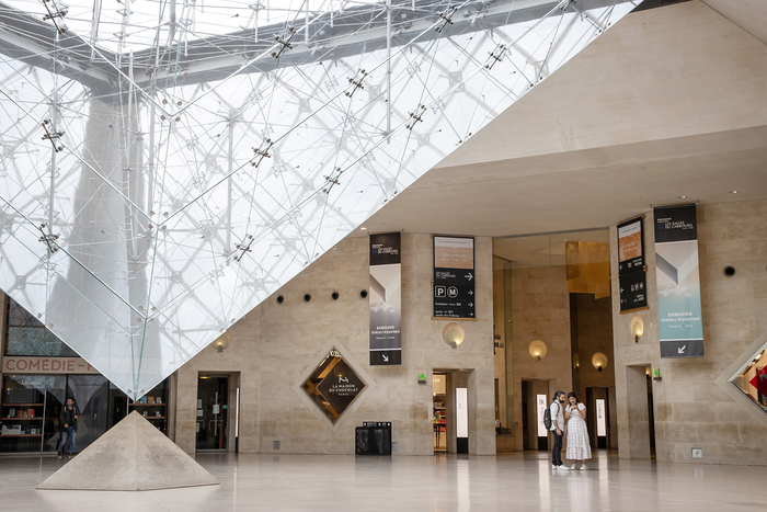 9일(현지시간) 프랑스 파리 ‘카루젤 뒤 루브르(Carrousel du Louvre)’의 갤럭시 언팩 현수막 [제공=삼성전자]