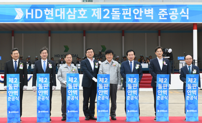 HD현대삼호가 10일(수) 전남 영암에 위치한 HD현대삼호 야드에서 제2돌핀안벽 준공식을 진행했다.  (사진 왼쪽 네번째부터 오른쪽으로 명창환 전남도 부지사, 권오갑 HD현대 회장, 박홍률 목포시장, 우승희 영암군수) [제공=HD현대삼호]