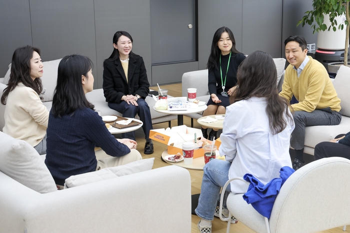 정기선 HD현대 부회장(가운데)이 사내 어린이집 ‘드림보트’에 자녀를 등원시키는 직원들과 티타임 [제공=HD현대]