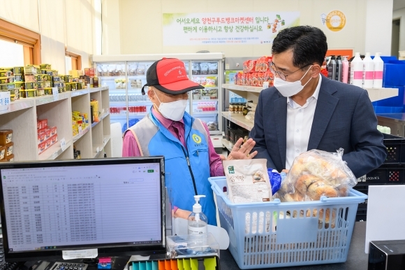 이기재 서울 양천구청장이 푸드마켓센터 신정동 지점을 방문해 주민과 대화하고 있다.(오른쪽)이기재 서울 양천구청장. [제공=양천구]