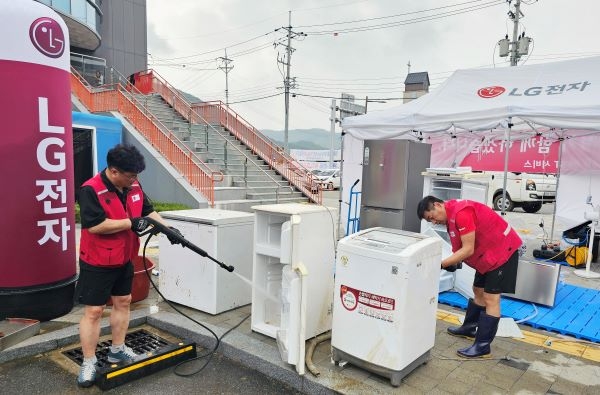 LG전자가 집중 호우로 인해 피해가 발생한 지역을 찾아 피해 복구 지원을 진행하고 있다. LG전자 서비스 매니저가 전라북도 완주군 운주면에 마련한 임시 서비스 거점에서 침수된 가전을 수리하는 모습. [제공=LG전자]