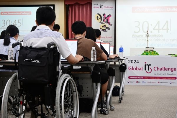 지난 16일 서울 여의도에서 열린 예선 대회에 참가한 한국 장애 청소년들이 ‘파워포인트 활용 능력 평가’를 진행 중인 모습. [제공=LG전자]