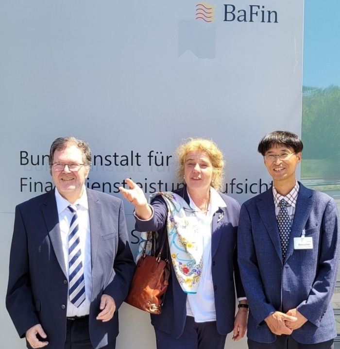 BaFin(독일 연방 통합 금융감독원)과 상호 협력 강화 관련 회의 후 찍은 사진. 왼쪽부터 BaFin 국제국의 엥겔스(Engels) 박사, 캐롤라인(Caroline) 변호사, 채문석 사무소장. [사진제공=본인]