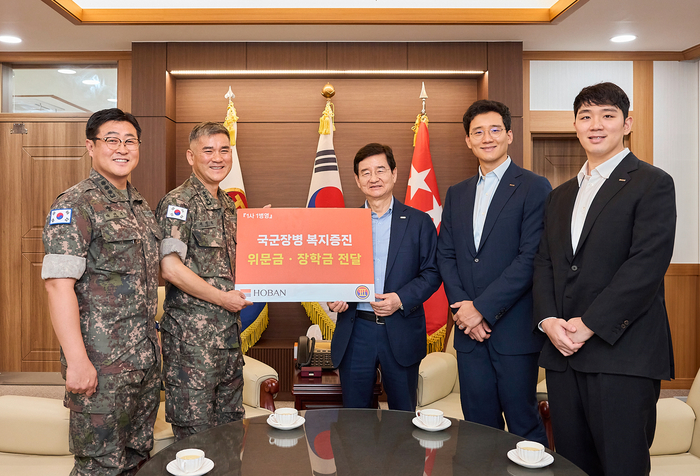 호반그룹, 육군 3군단 전달식 기념사진 (왼쪽 두 번째부터)육군 3군단 군단장, 김선규 호반그룹 회장, 김대헌 호반그룹 기획총괄사장, 김민성 호반산업 전무. [제공=호반그룹]